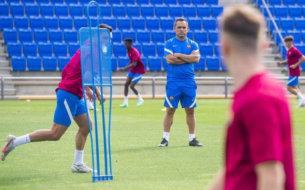 Primer entrenamiento del Barça B este curso, con Sergi Barjuan al frente / FCB