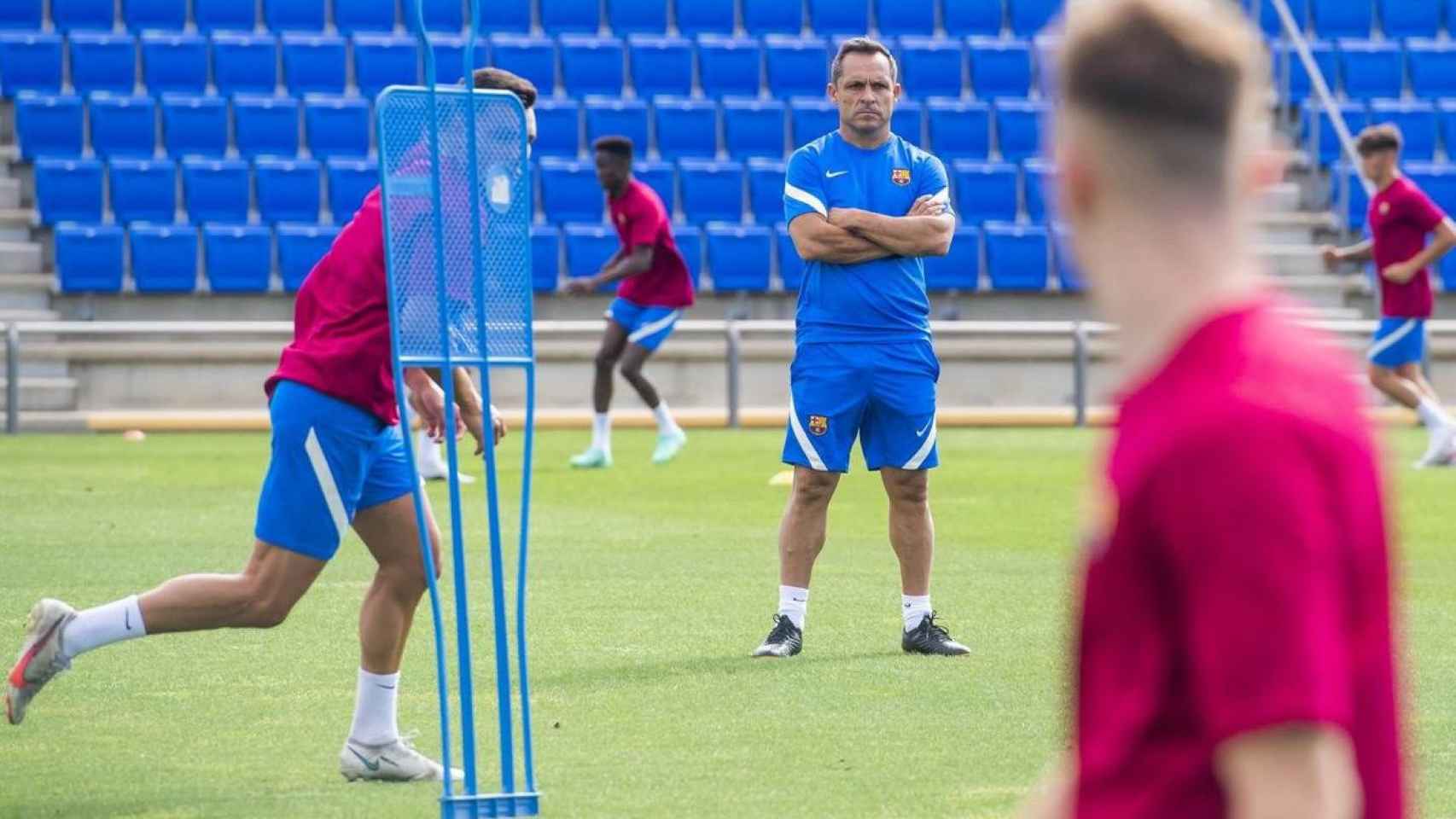 Primer entrenamiento del Barça B este curso, con Sergi Barjuan al frente / FCB