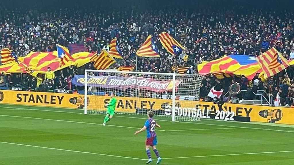 Los cuatro grupos de la Grada d'Animació del Camp Nou desplegaron una pancarta a favor de la lengua catalana