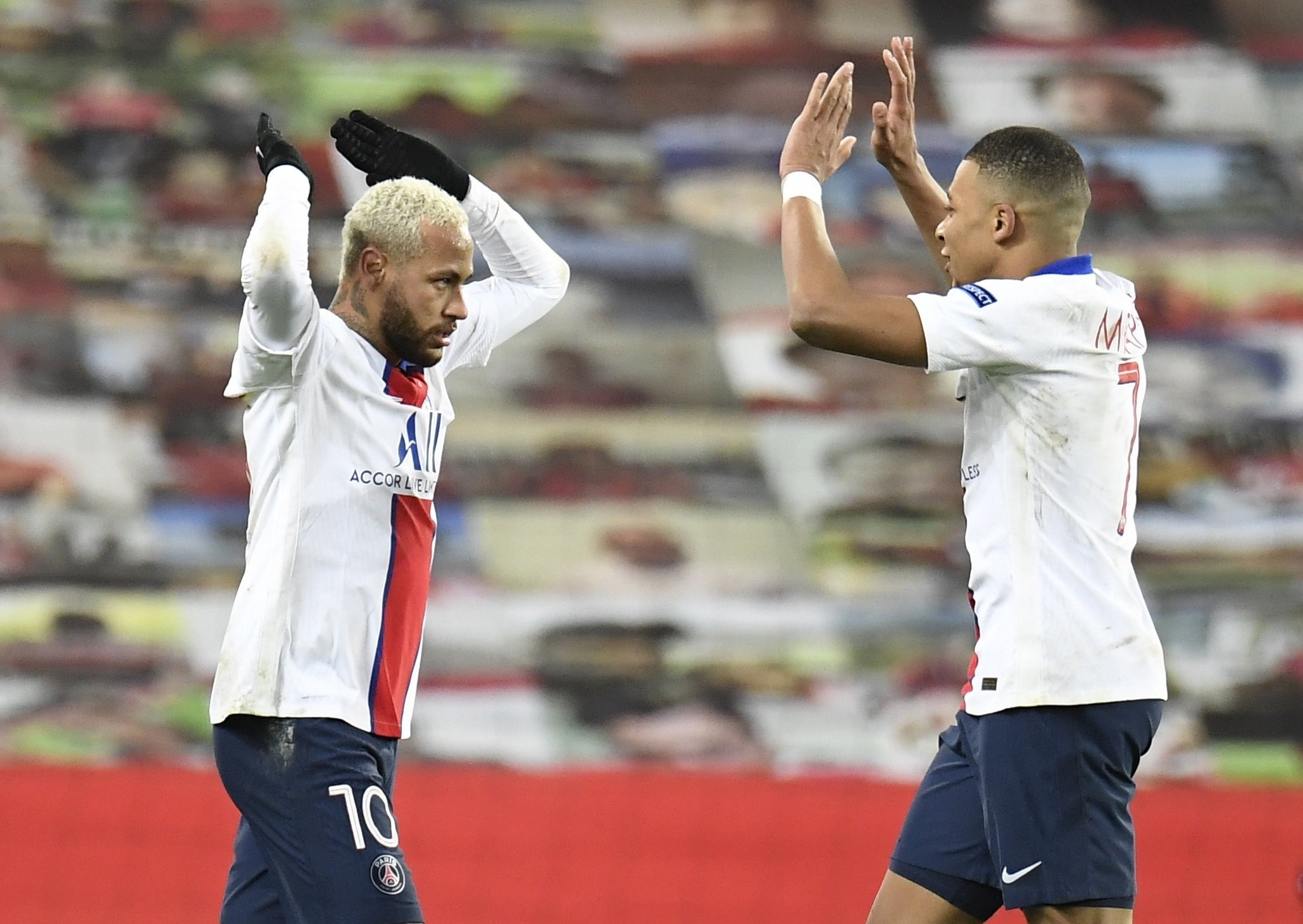 Neymar y Mbappe celebrando un gol con el PSG / EFE