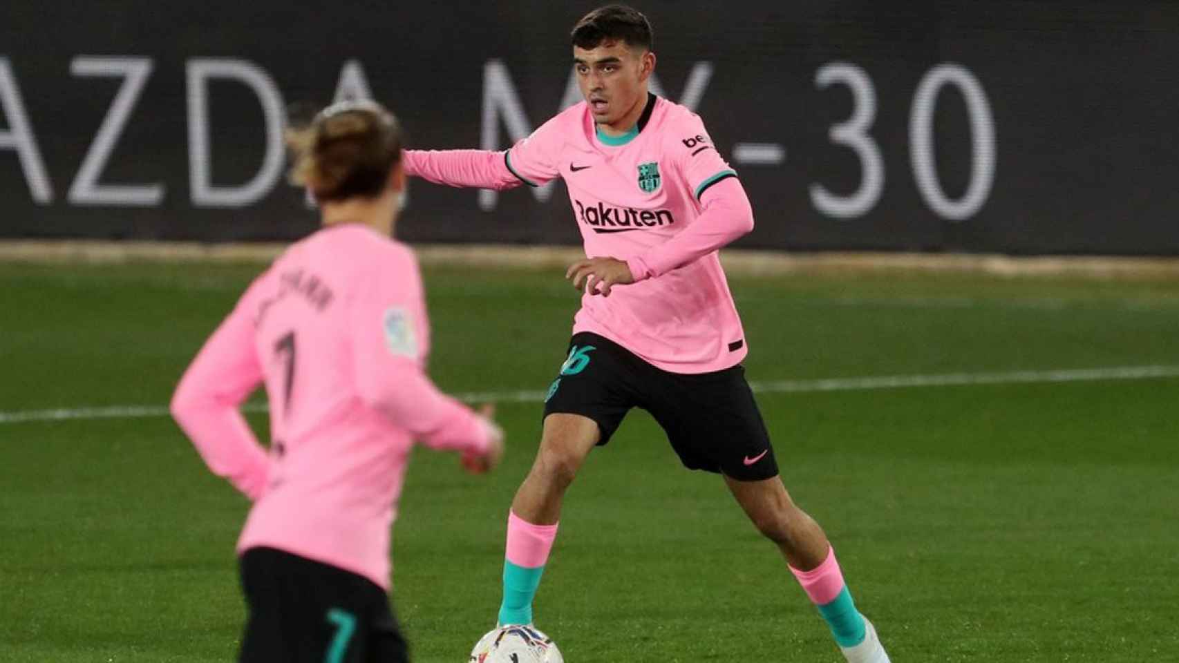 Pedri con Griezmann ante el Alavés / FC Barcelona