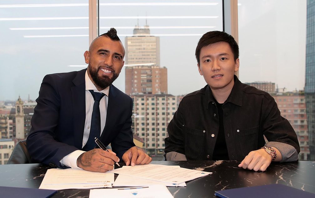 Arturo Vidal firma su contrato con el Inter de Milan