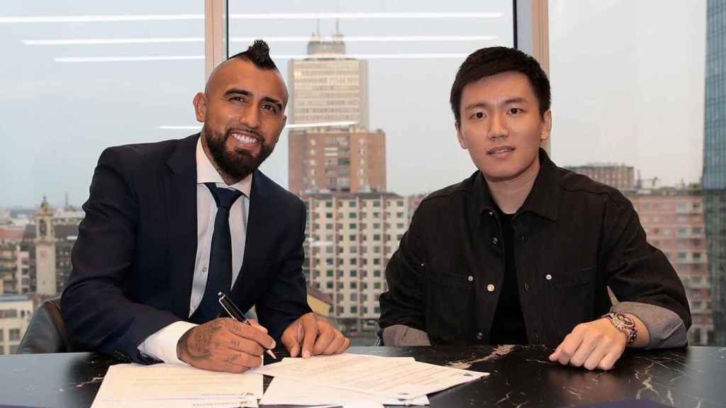 Arturo Vidal firma su contrato con el Inter de Milan