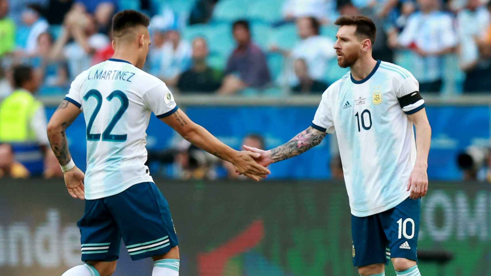 Messi, junto a Lautaro Martínez en un partido con la selección argentina | EFE