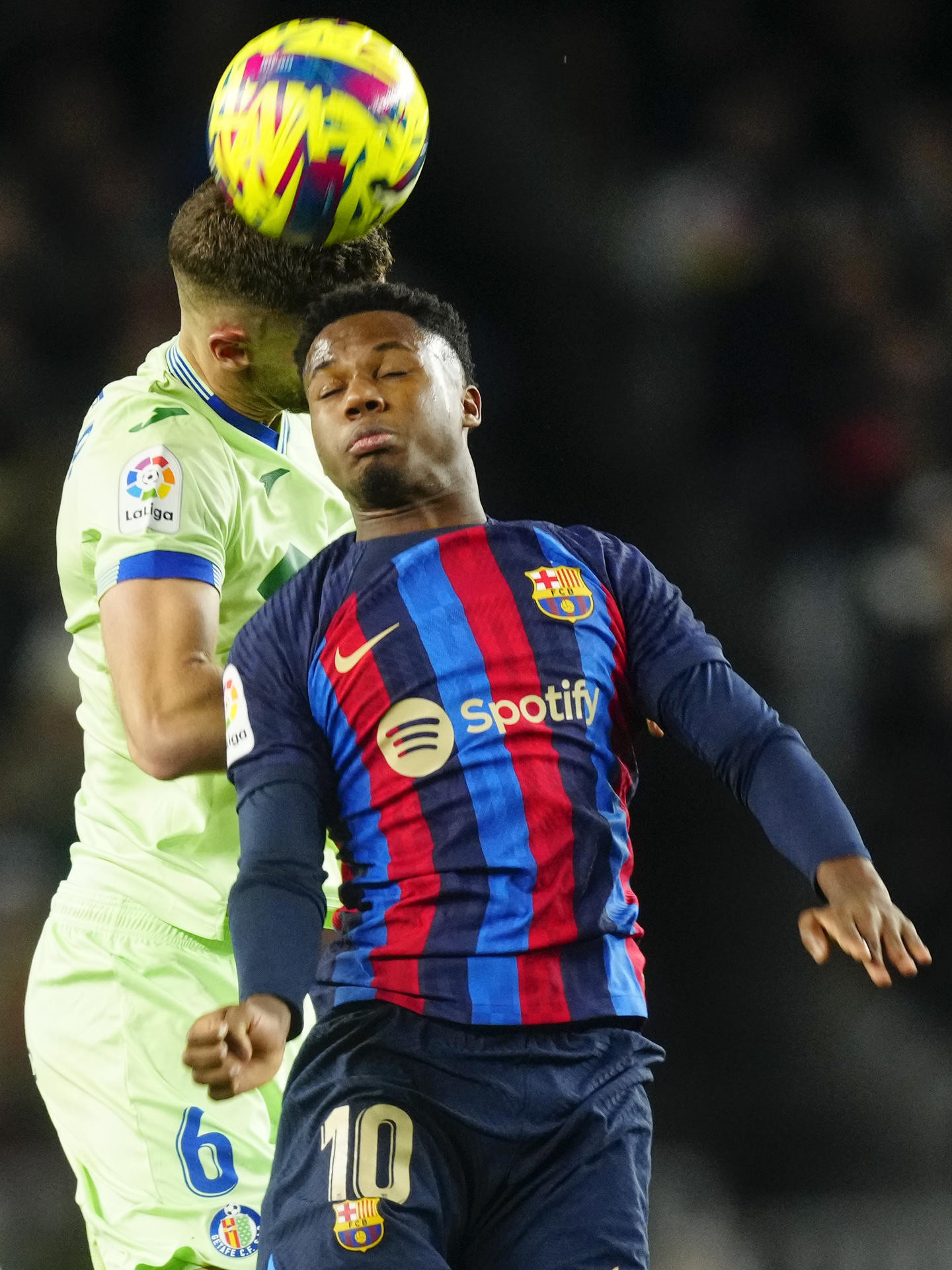 Ansu Fati pugna por un balón aéreo con un defensa del Getafe : EFE