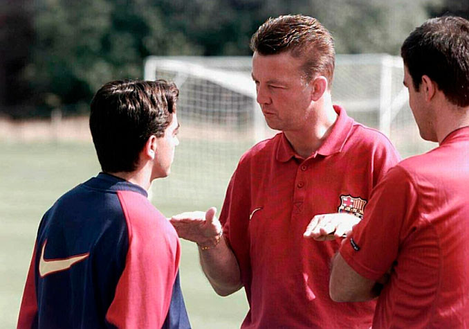 Xavi y Van Gaal, en un entrenamiento del Barça / REDES