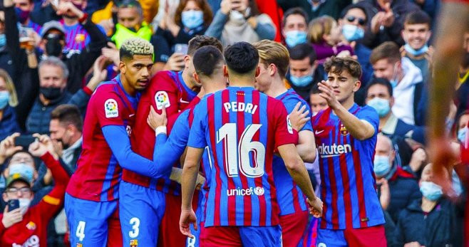 Pedri, Araujo y Gavi, haciendo piña tras un gol del Barça al Atlético / EFE