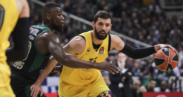 Mirotic intenta superar a la defensa del Panathinaikos | FCB