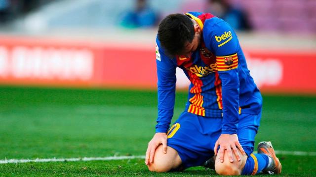 Leo Messi, hundido tras malbaratar otra ocasión de ganar la Liga / EFE