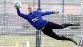 Una imagen del portero del Barça, Ter Stegen, deteniendo un balón  durante un entrenamiento /FC BARCELONA