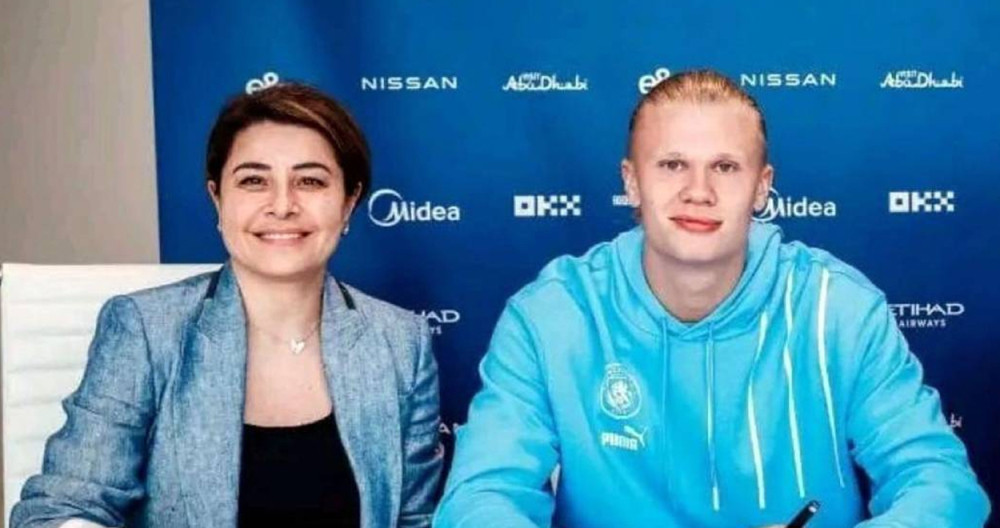 Rafaela Pimenta posa junto a Erling Haaland, durante la firma del contrato con el Manchester City / REDES