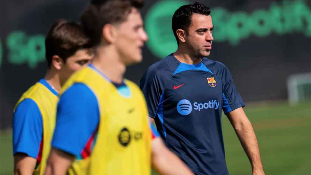 Xavi Hernández, sonriente durante el entrenamiento de recuperación del Barça / FCB