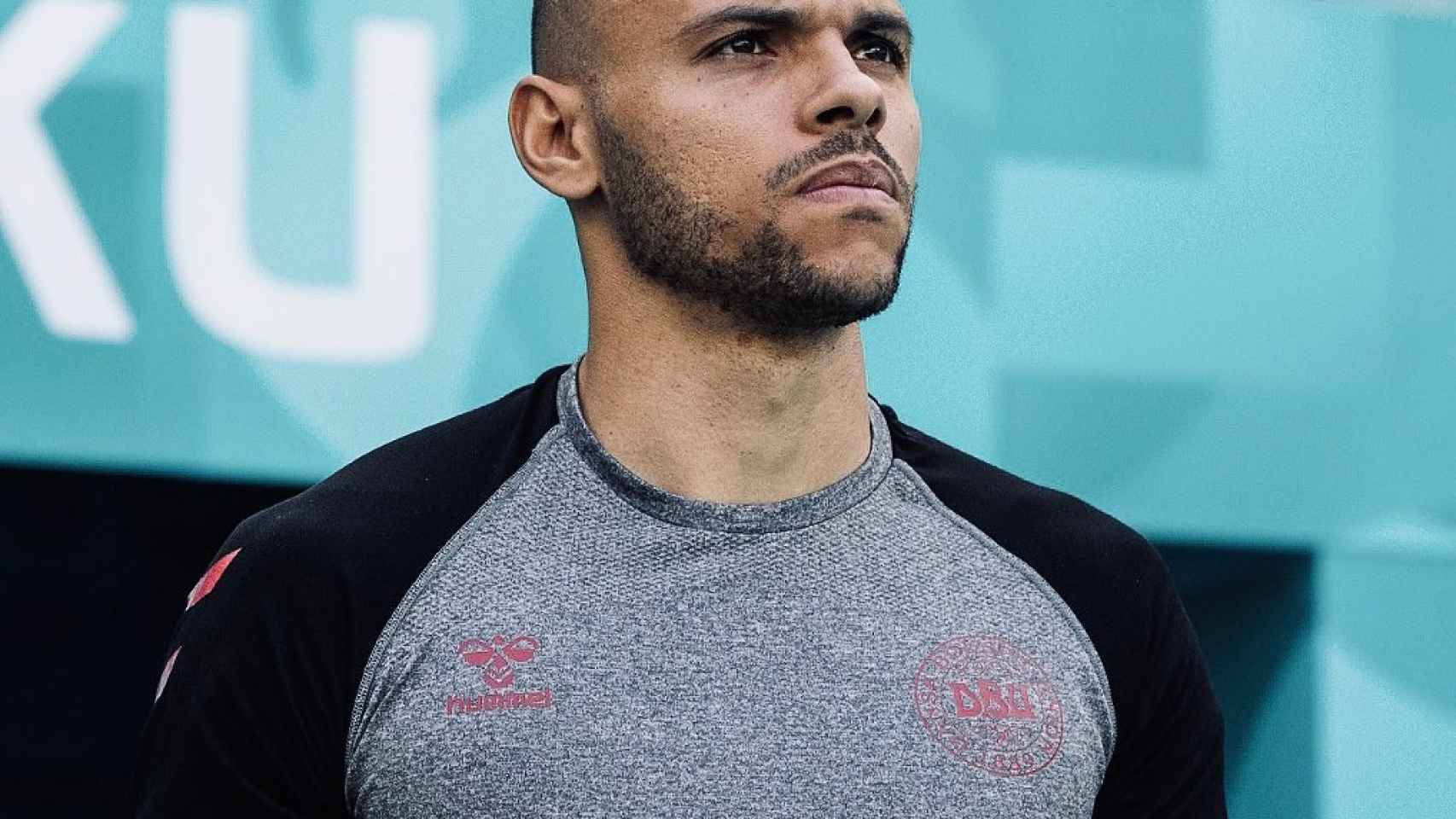 Braithwaite, en uno de los estadios de la Eurocopa disputada en el 2021 / Instagram