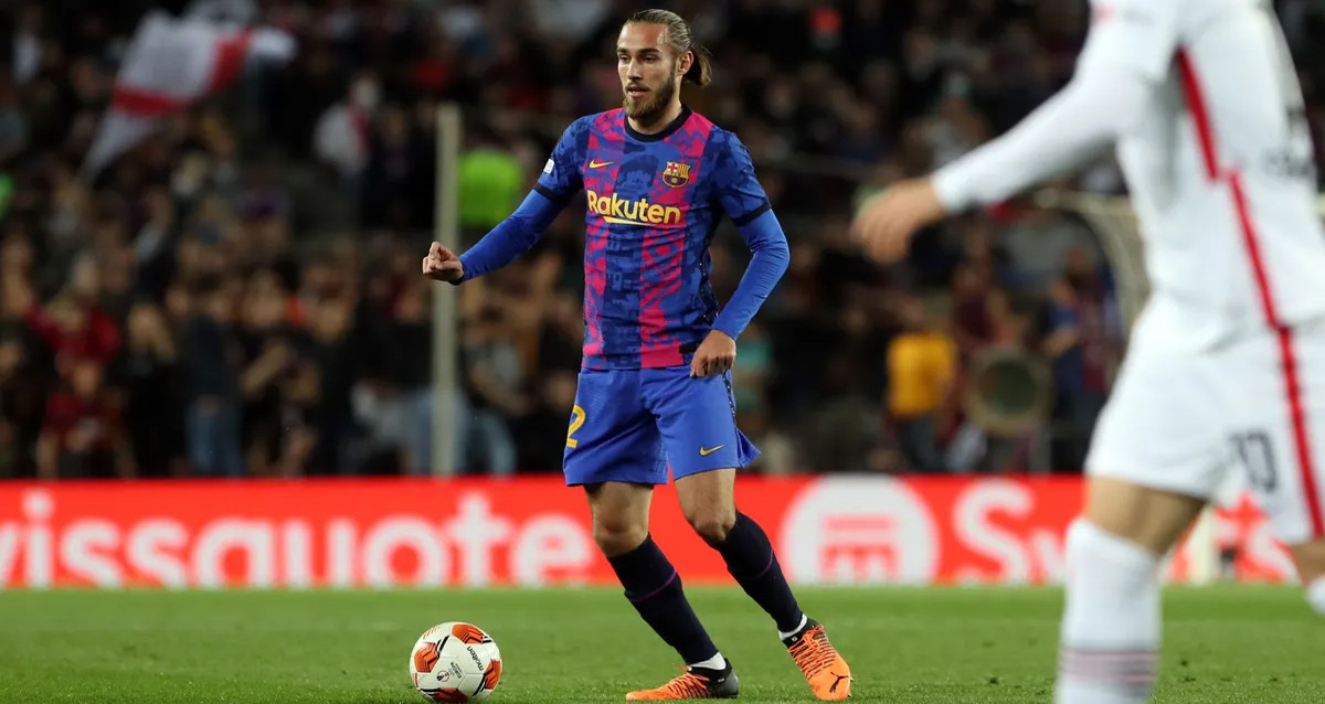 Óscar Mingueza, conduciendo el balón, en una acción del partido del Barça contra el Eintracht / FCB