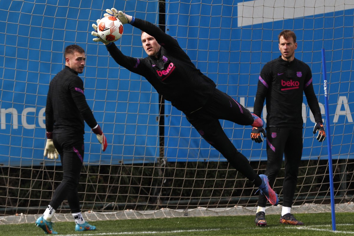 Ter Stegen, Neto y Arnau Tenas, durante un entrenamiento con el Barça / EFE