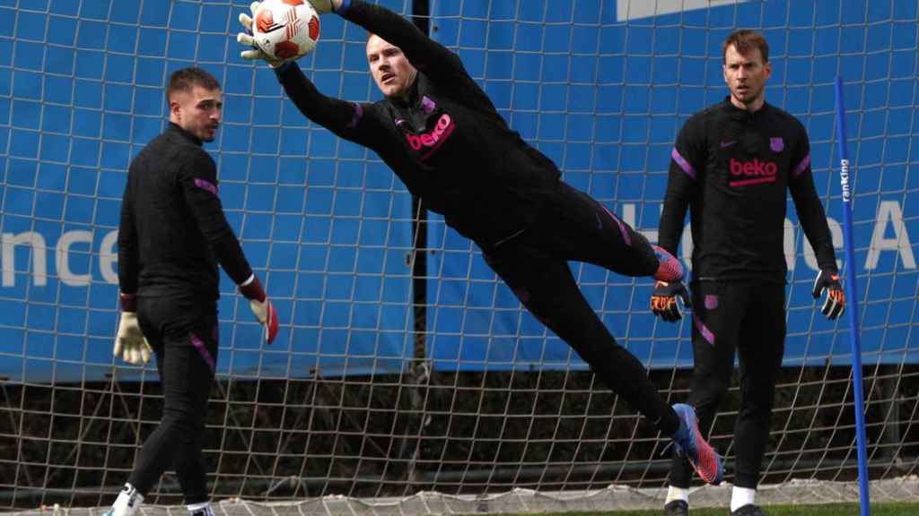 Ter Stegen, Neto y Arnau Tenas, durante un entrenamiento con el Barça / EFE