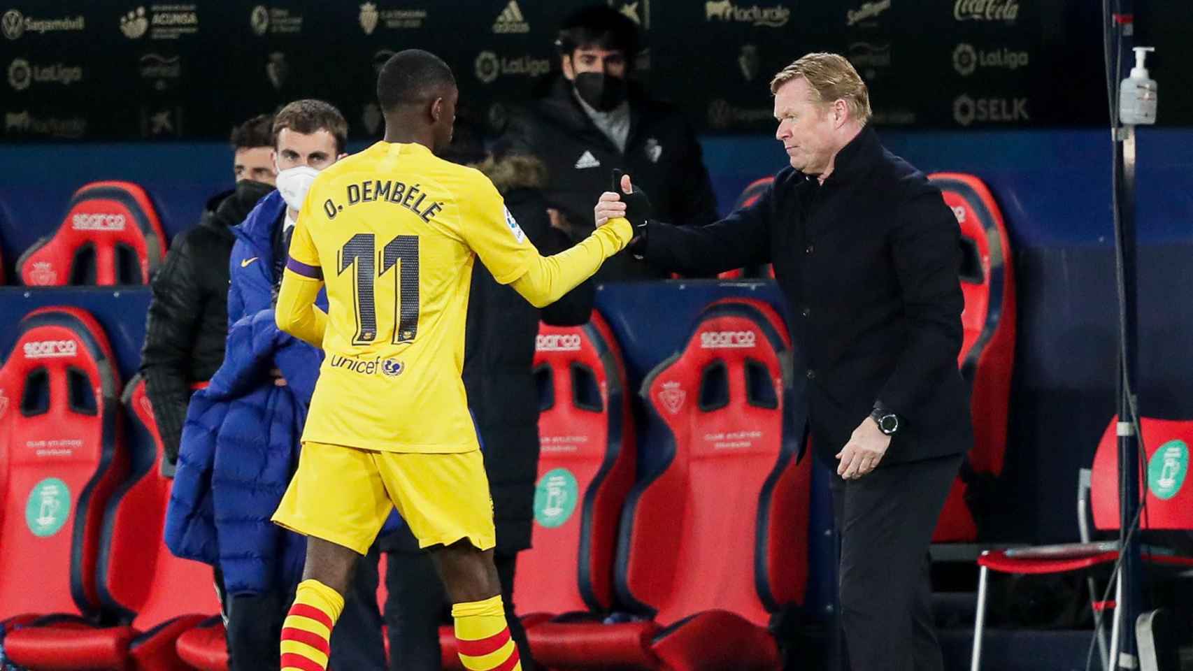 Koeman, saludando a Ousmane Dembelé | EFE