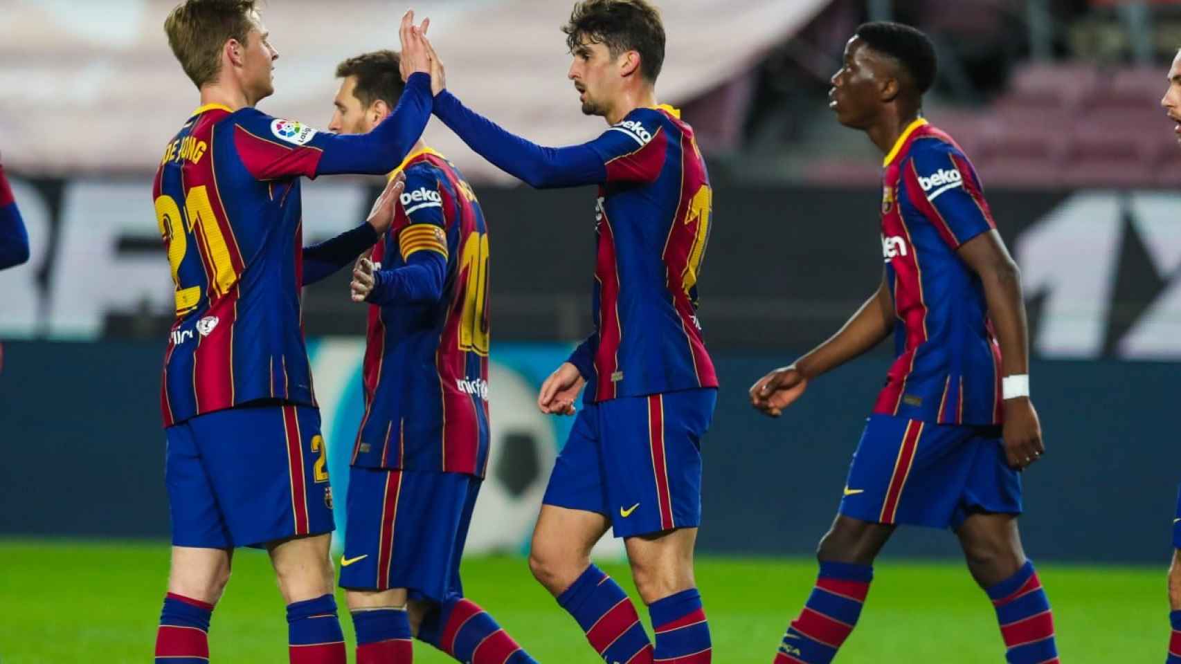 Trincao y De Jong celebrando junto a Messi e Ilaix el gol de portugués ante el Alavés / FCB