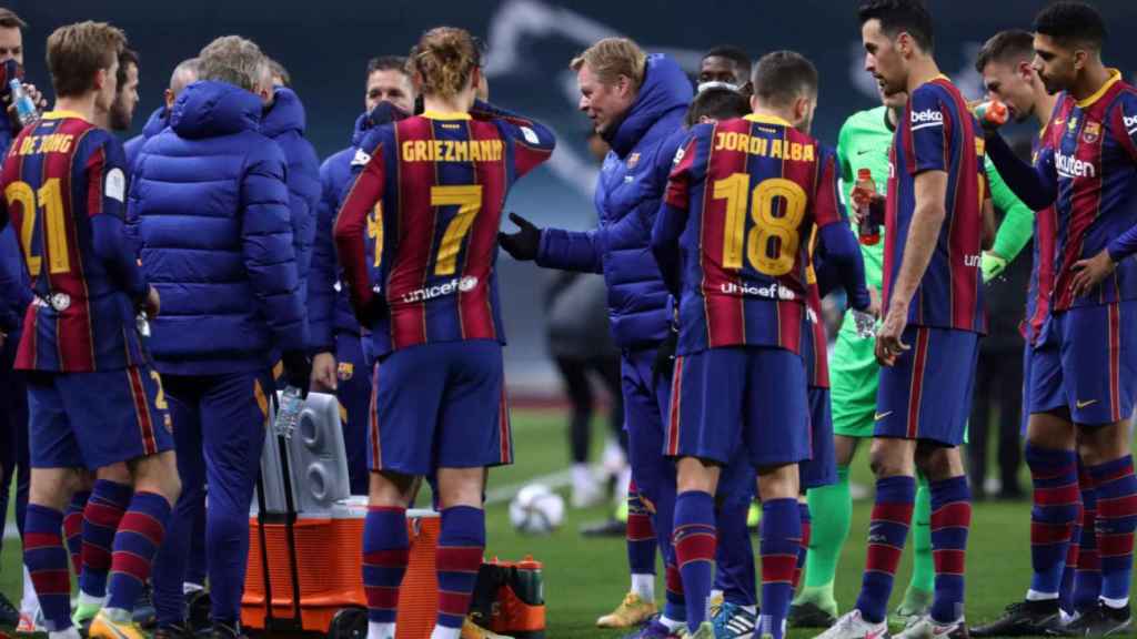 Koeman dando instrucciones a sus jugadores antes de la prórroga en la Supercopa de España / FC Barcelona