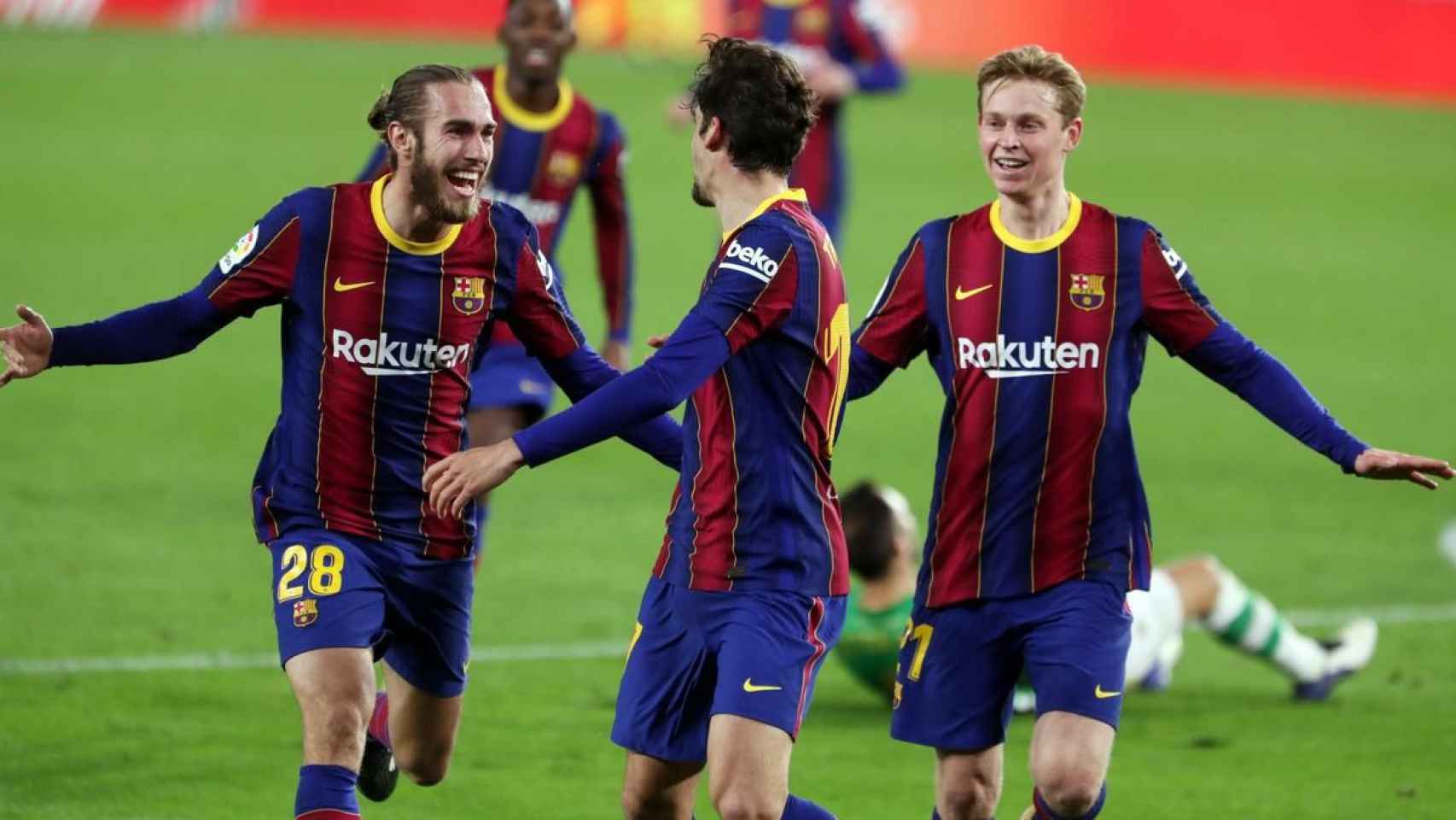 Óscar Mingueza celebrando junto a Frenkie De Jong y Francisco Trincao el gol del portugués ante el Real Betis / FCB