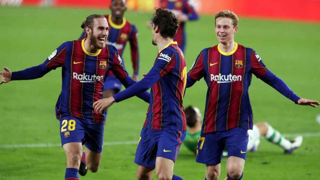 Óscar Mingueza celebrando junto a Frenkie De Jong y Francisco Trincao el gol del portugués ante el Real Betis / FCB