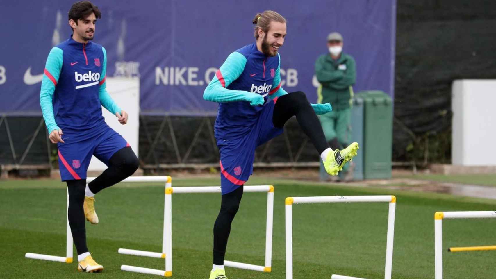 Óscar Mingueza junto a Francisco Trincao en un entrenamiento / FCB