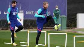 Óscar Mingueza junto a Francisco Trincao en un entrenamiento / FCB