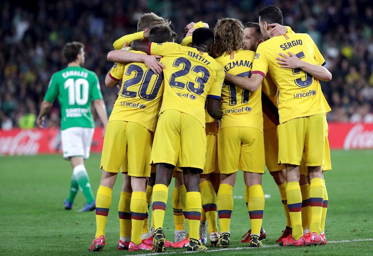 Los jugadores del Barça celebran el tercer gol contra el Betis / EFE