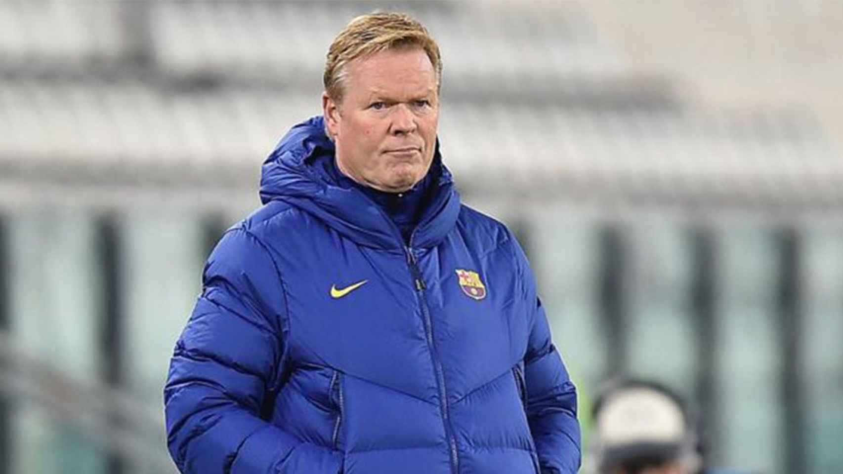 Koeman observando el partido desde la zona técnica / EFE