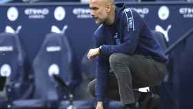 Pep Guardiola en el banquillo del Manchester City / EFE