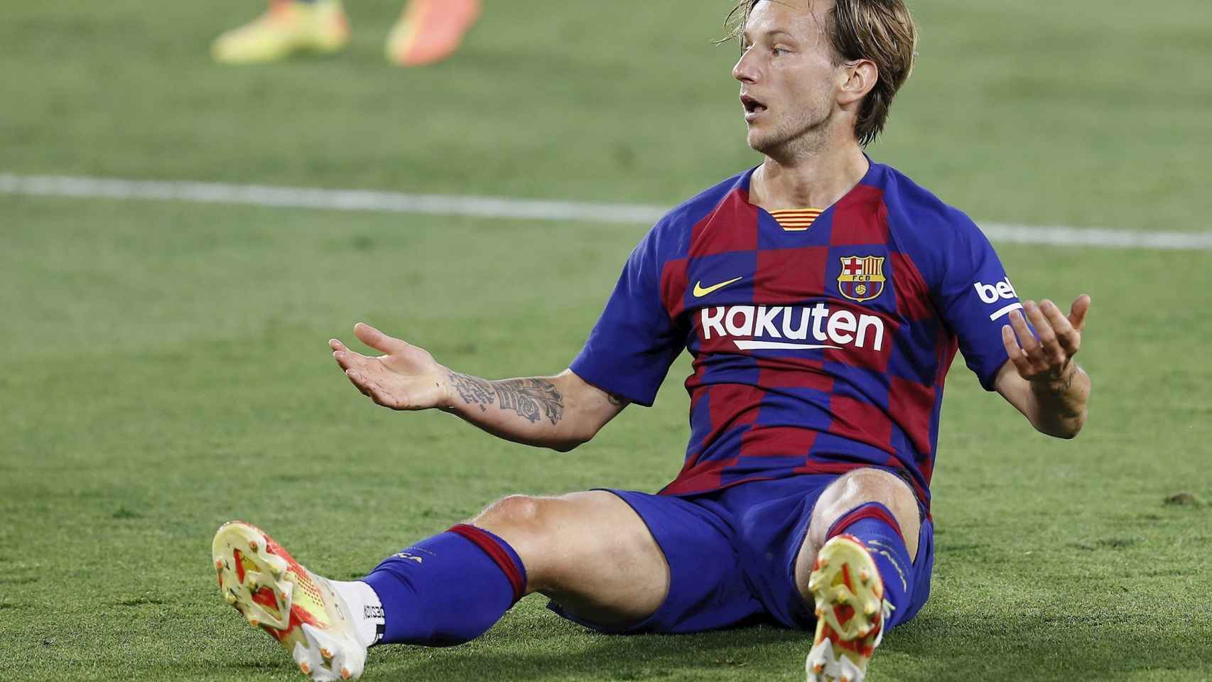 Rakitic se lamenta, en el partido contra el Sevilla | EFE