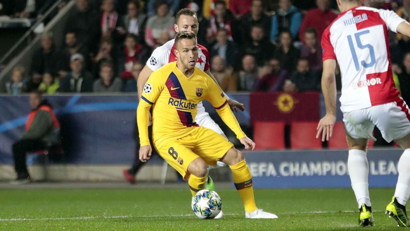 Arthur Melo jugando en el campo del Slavia de Praga / FC Barcelona