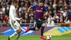 Luis Suárez supera a Varane durante el clásico liguero / EFE