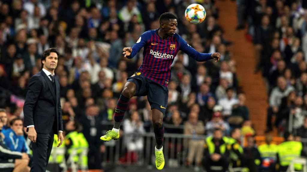 Ousmane Dembelé haciendo un control delante la mirada de Solari / EFE