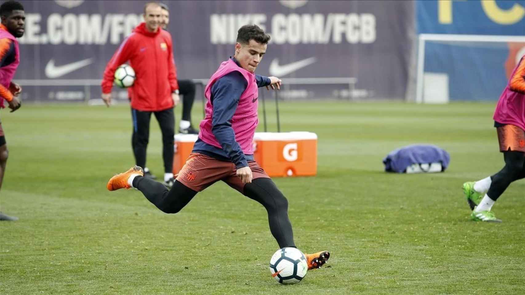 Una foto de archivo de Philippe Coutinho durante un entrenamiento / FCB