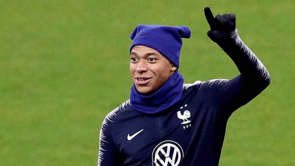 El delantero francés Kylian Mbappé asiste a una sesión de entrenamientos en el Estadio de Francia en Saint-Denis / EFE