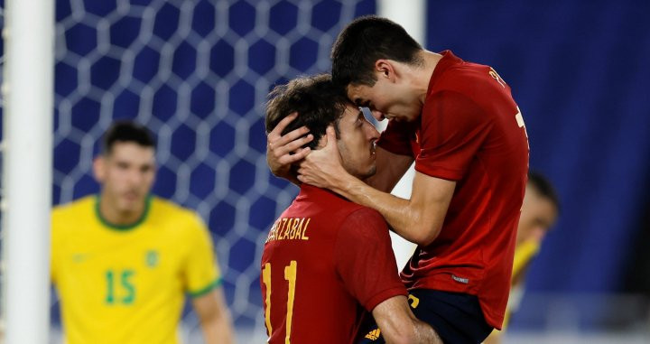 Pedri celebrando un tanto con Oyarzabal en la final olímpica contra Brasil / EFE