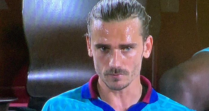 Antoine Griezmann visiblemente serio al dejar el campo /REDES