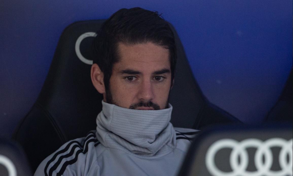 Isco con la mirada perdida en el banquillo / EFE