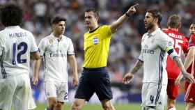 Una foto de archivo del Real Madrid protestando un gol a un árbitro frente al Bayern de Múnich / EFE