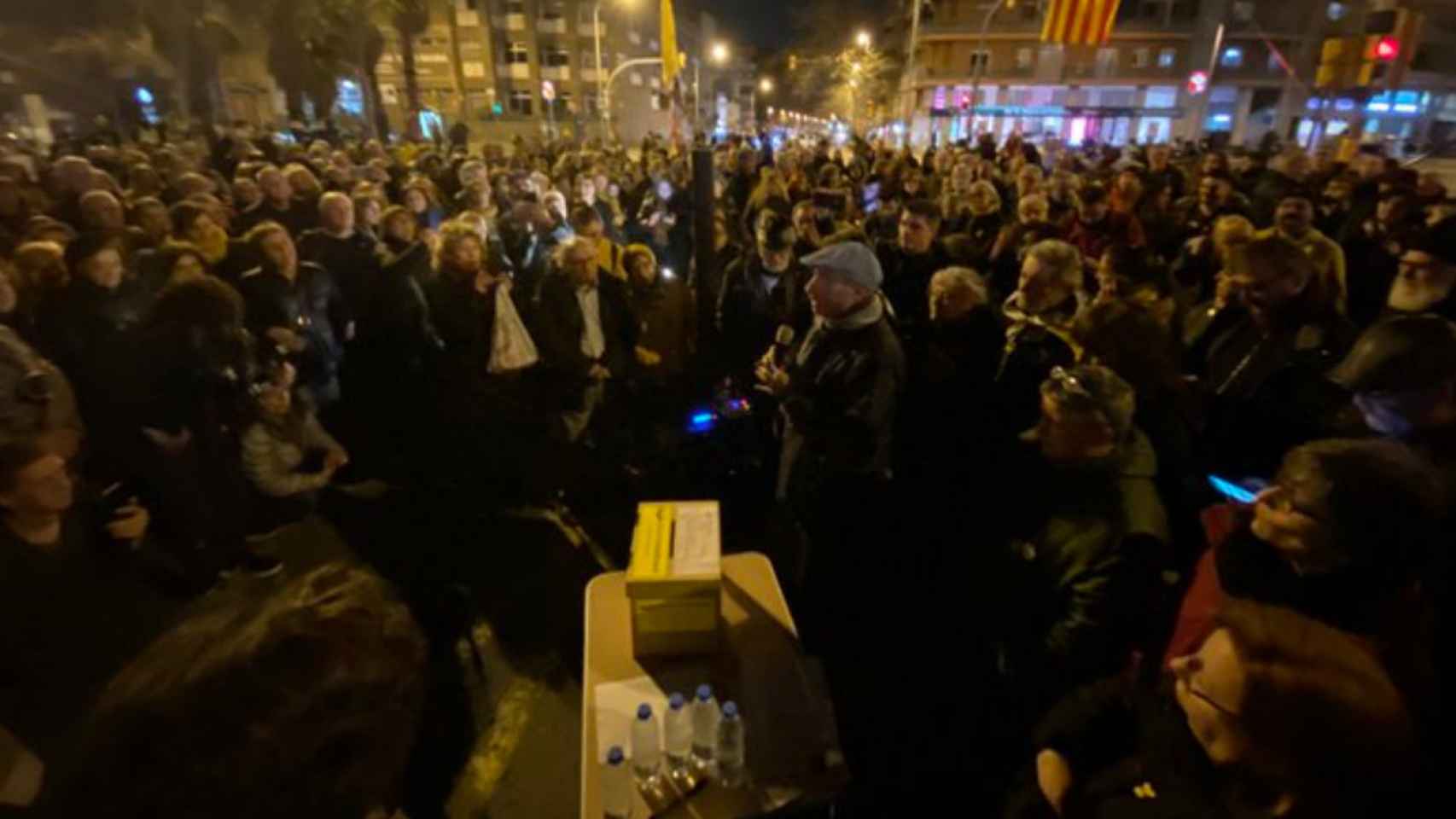 El cantautor y activista Lluís Llach, canta en el corte independentista de la Meridiana / DEBAT CONSTITUENT