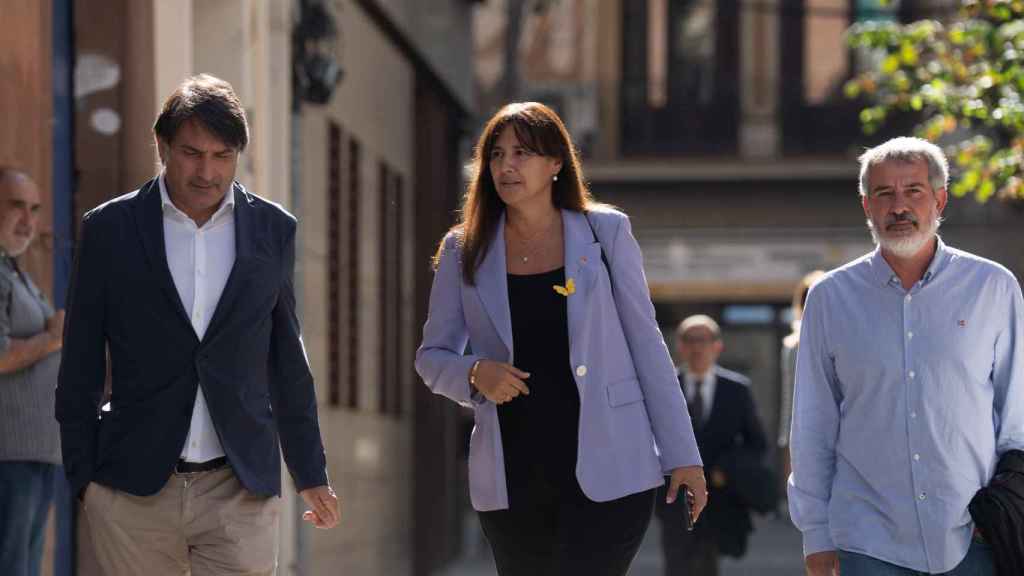 La presidenta de Junts, Laura Borràs, y el diputado Francesc de Dalmases, junto a la sede del partido / EUROPA PRESS