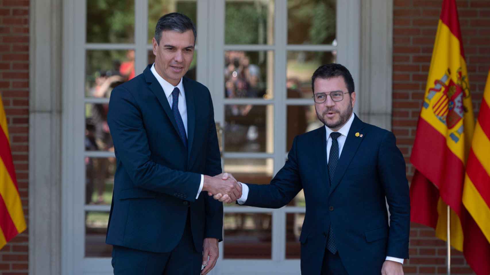 El presidente del Gobierno, Pedro Sánchez (i), y el de la Generalitat, Pere Aragonès, reunidos en La Moncloa. SCC / Alberto Ortega (Europa Press)