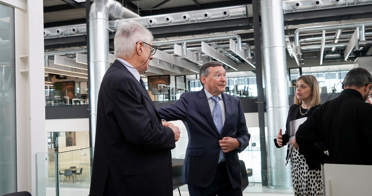 El presidente de Agbar, Ángel Simón, y el vicepresidente de la Fundación La Caixa, Juan José López Burniol / GALA ESPÍN