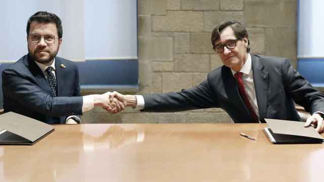 El presidente de la Generalitat, Pere Aragonès, y el líder del PSC, Salvador Illa (d), en el Palau de la Generalitat durante la firma del acuerdo para aprobar los presupuestos / EFE