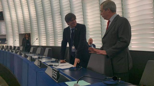 Puigdemont, con el eurófobo Farage en el Parlamento Europeo / @Nigel_Farage