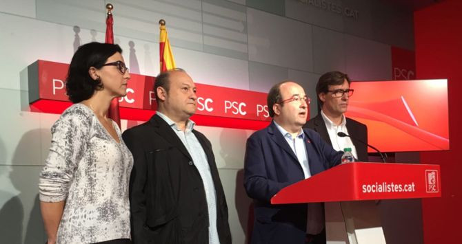 Miquel Iceta (c), secretario general del PSC, junto a la portavoz del partido en el Parlament, Eva Granados; el secretario de organización, Salvador Illa (d); y Carlos Ruiz, representante de los socialistas catalanes en la ejecutiva del PSOE / CG