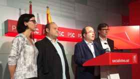 Miquel Iceta (c), secretario general del PSC, junto a la portavoz del partido en el Parlament, Eva Granados; el secretario de organización, Salvador Illa (d); y Carlos Ruiz, representante de los socialistas catalanes en la ejecutiva del PSOE / CG