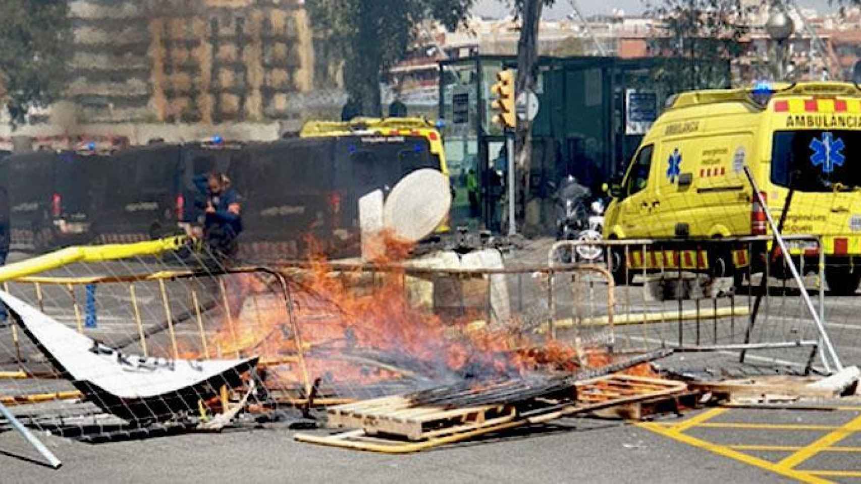 Una de las barricadas que los antisistema y los independensitas han montado en plaza España de Barcelona para intentar llegar al acto de Vox / CEL