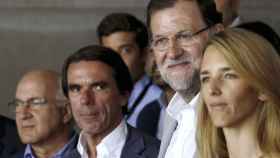 Cayetana Álvarez de Toledo, junto al presidente del Gobierno, Mariano Rajoy, y al expresidente José María Aznar / EFE